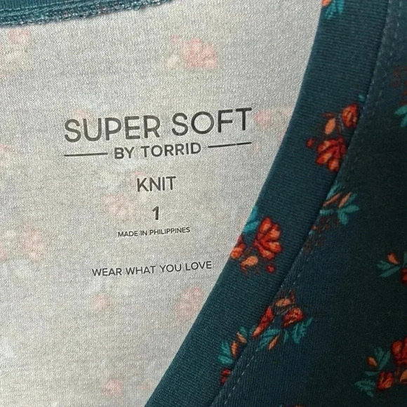 Super Soft by Torrid, jersey knit V- Neck,tunic. Short sleeves, floral,comfy NWT - Picture 5 of 9